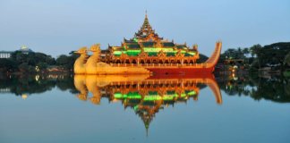 カラウェイクレストラン/Karaweik Palace